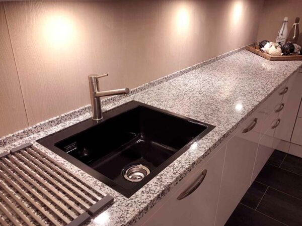 Baño con cubierta de granito crema julia