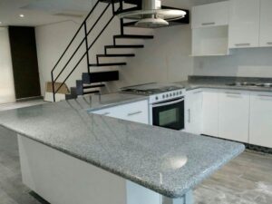 Cocina con cubierta de granito grisal