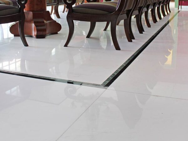 Decoración de pisos con mármol blanco