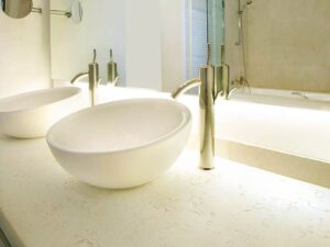 Decoración de baños con mármol blanco perlino