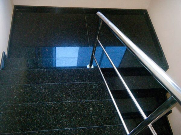 Escalera con granito verde ubatuba