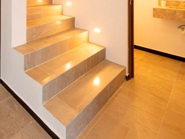 Escaleras de mármol travertino rayado